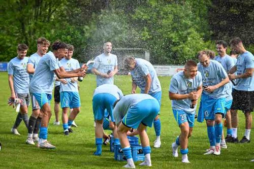 Mit einem souveränem 5:2 Sieg gegen den TSV Haunstetten besiegtelt Cosmos Aystetten den Wiederaufstieg in die Landesliga